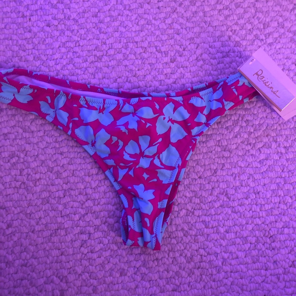 These cheeky bikini bottoms are super cute!
